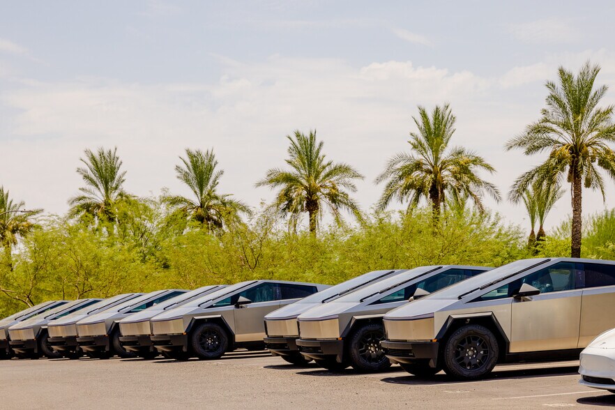 More Photos Of 9141 W Glendale Ave, Glendale Storefront For Lease