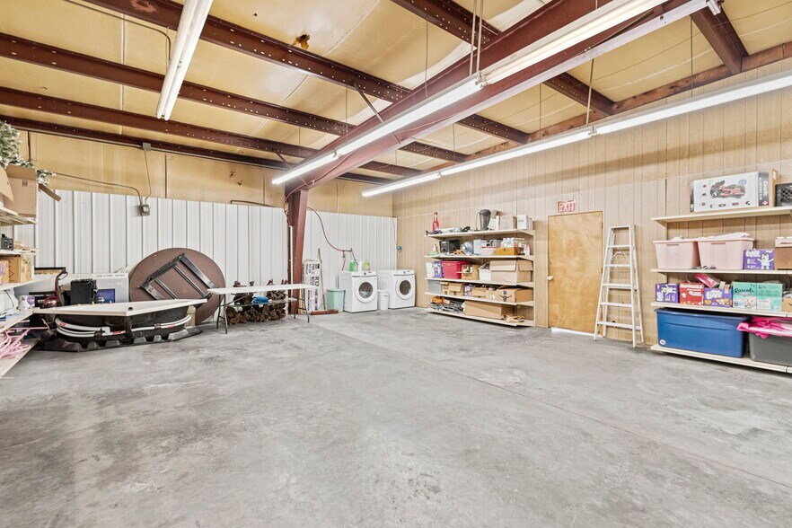 More Photos Of 3160 W Arrow St, Marshall Flex For Sale