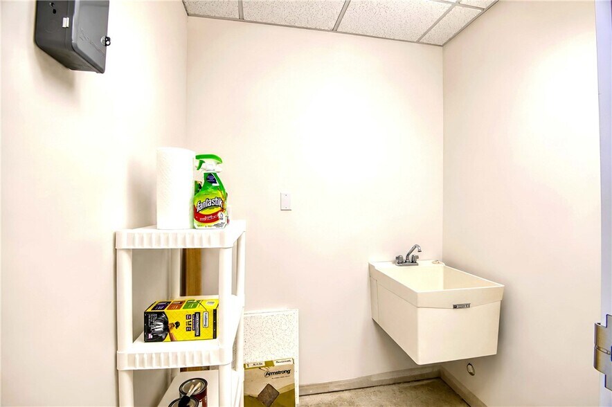 More Photos Of 1510 Blue Ridge Blvd, Seneca Storefront Retail Office For Sale