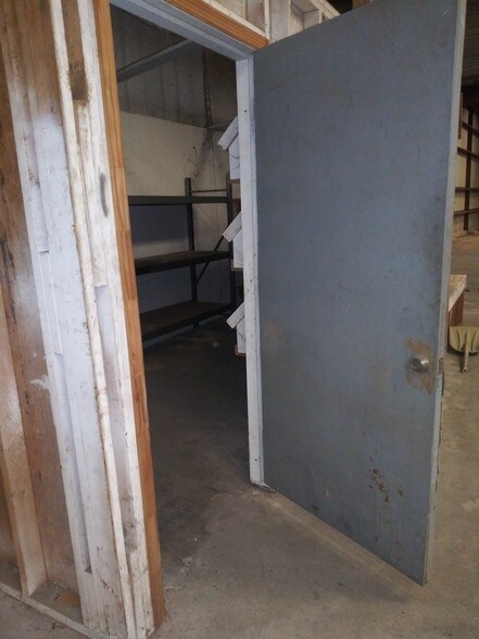 More Photos Of 5017 N Coolidge Dr, Tampa Warehouse For Lease