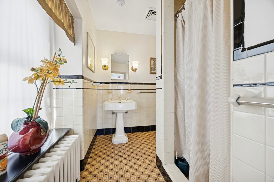 More Photos Of 46 Hilltown Pike, Line Lexington Office For Sale