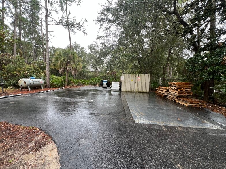 More Photos Of 14 Palmetto Business Park Rd, Hilton Head Island Showroom For Sale