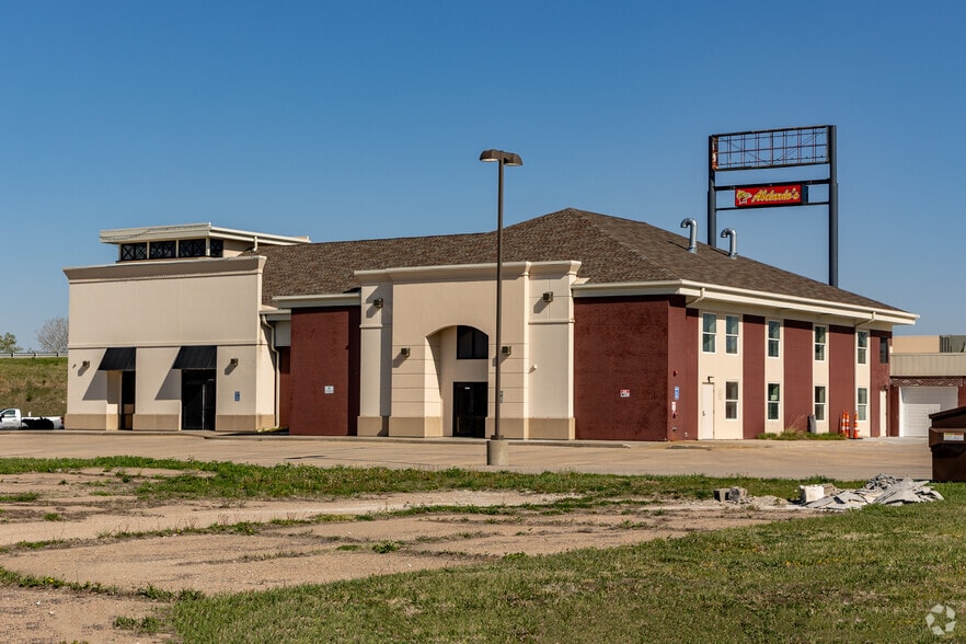 Primary Photo Of 2301 NW 12th St, Lincoln Showroom For Lease