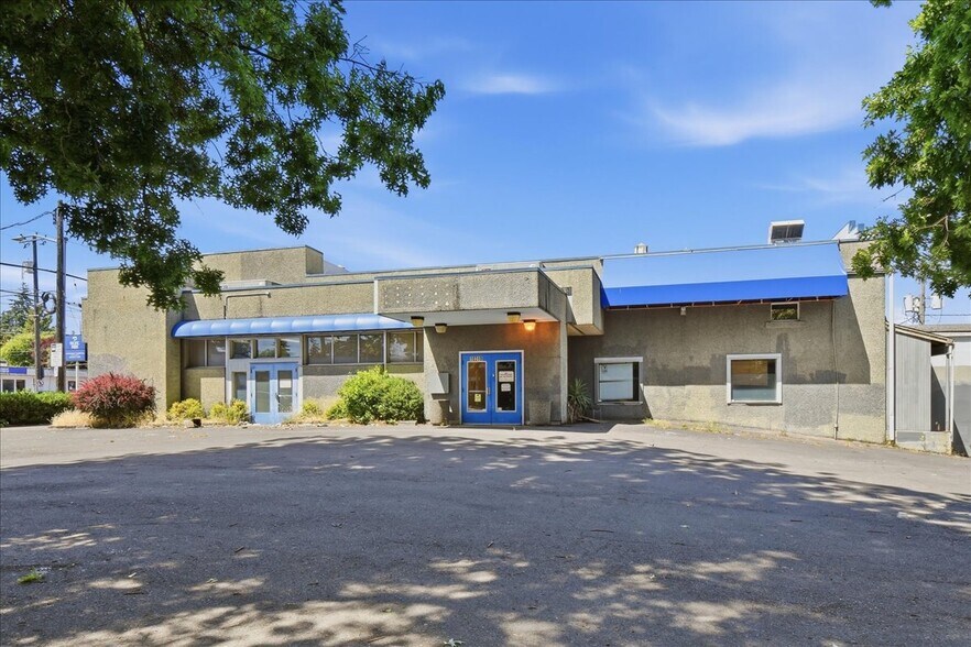 More Photos Of 10310 Aurora Ave N, Seattle Warehouse For Sale