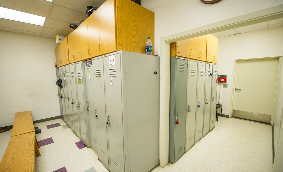 More Photos Of 18437 5th Ave, Jamestown Office For Sale