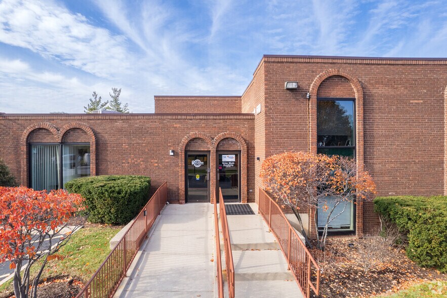 More Photos Of 600 N First Bank Dr, Palatine Office For Lease