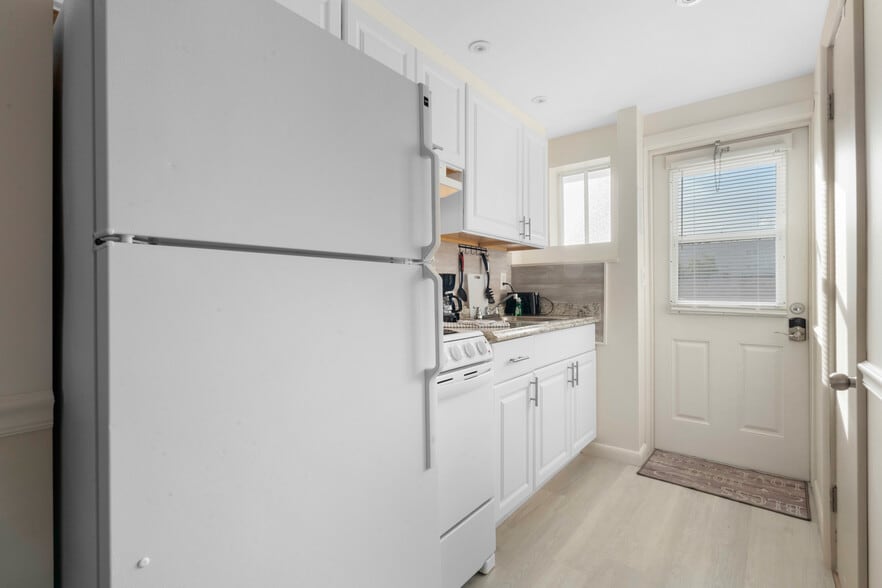 More Photos Of 312 Minnesota St, Hollywood Hotel For Sale