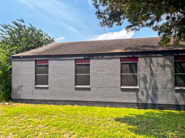More Photos Of 1120 E Sen Carlos Truan Blvd, Kingsville Restaurant For Sale
