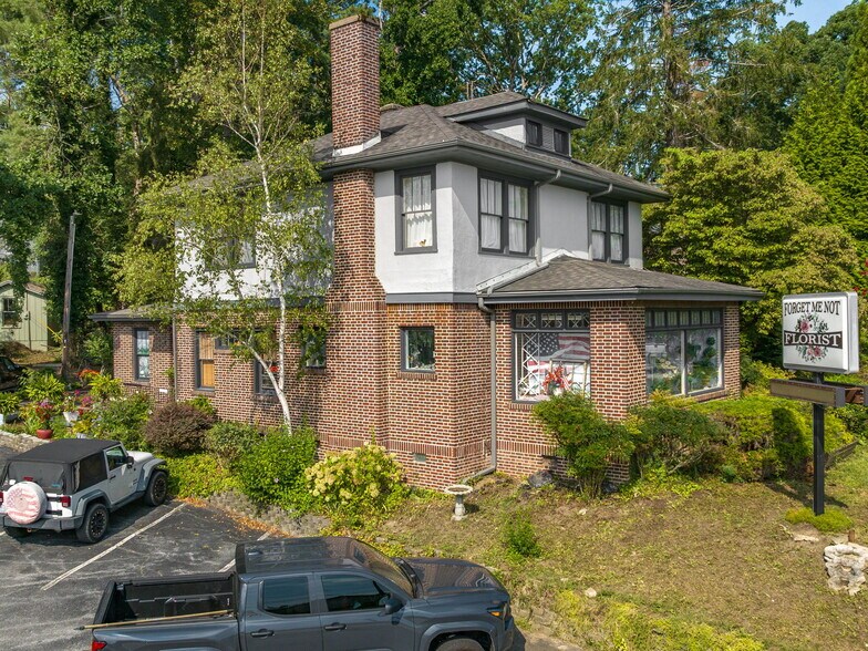 More Photos Of 104 Clairmont Dr, Hendersonville Storefront For Sale