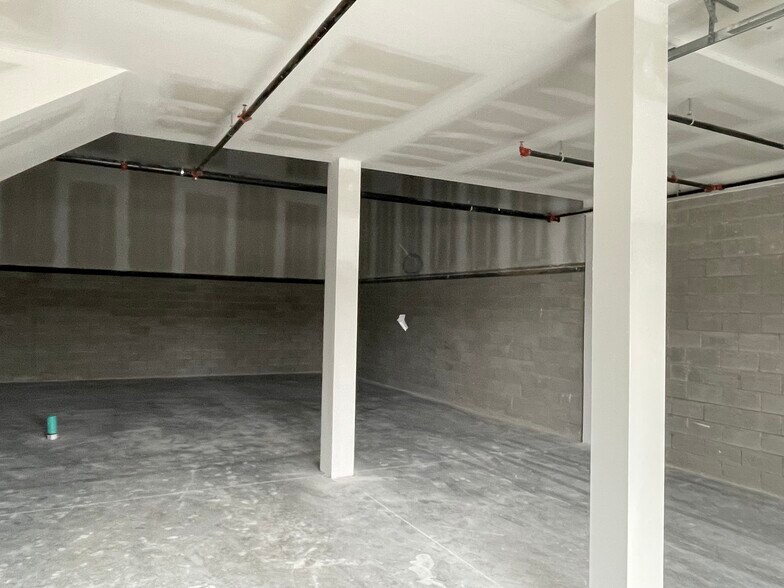 More Photos Of 585 Hanlon Creek Blvd, Guelph Showroom For Lease