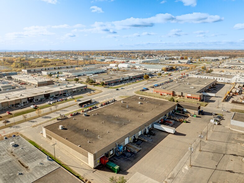 More Photos Of 3401-3421 Boul Industriel, Laval Light Distribution For Lease