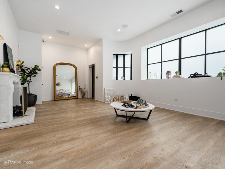 More Photos Of 2733 N Pulaski Rd, Chicago Showroom For Sale