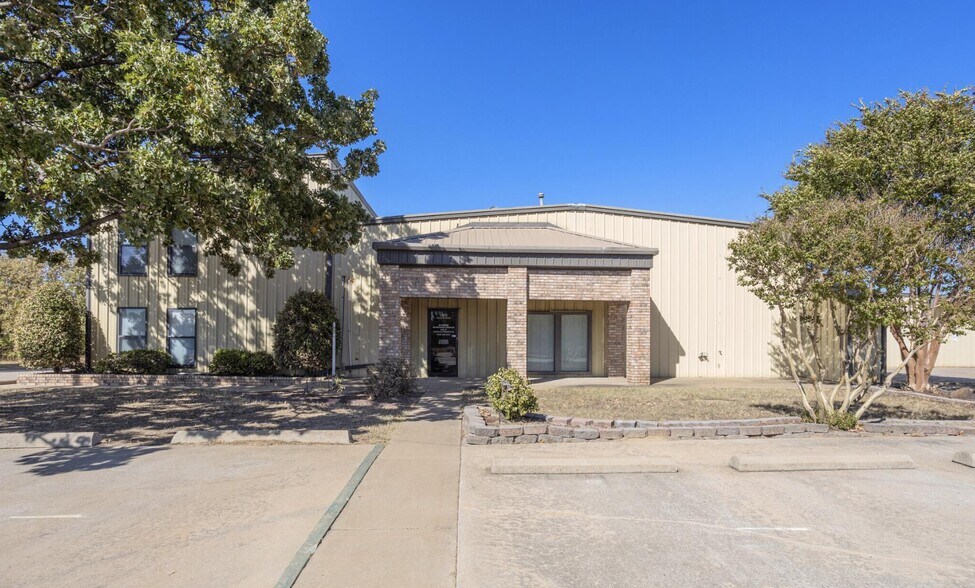 More Photos Of 1801 E College Ave, Mcalester Manufacturing For Lease
