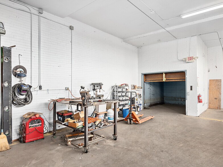 More Photos Of 701 Oriole Dr, Hendersonville Warehouse For Sale