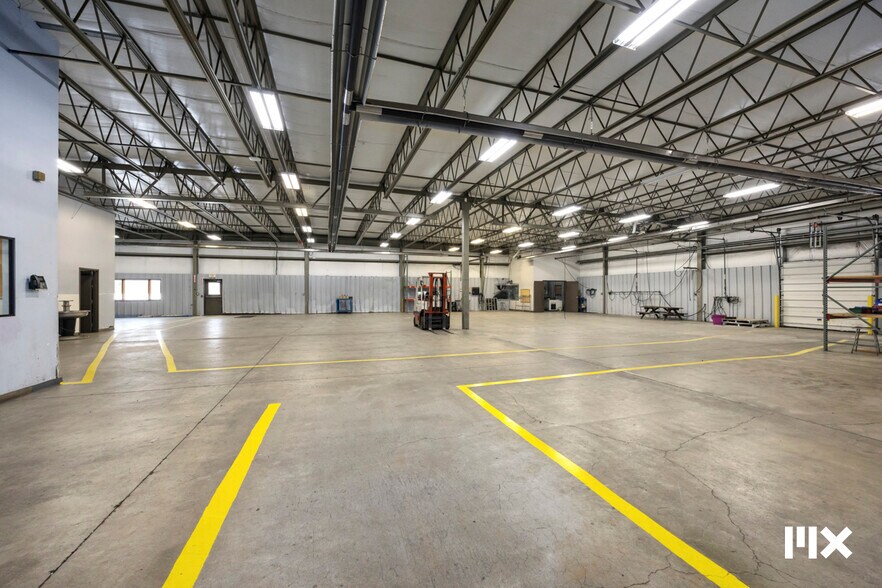 More Photos Of 21685 Northland Dr, Paris Distribution For Sale