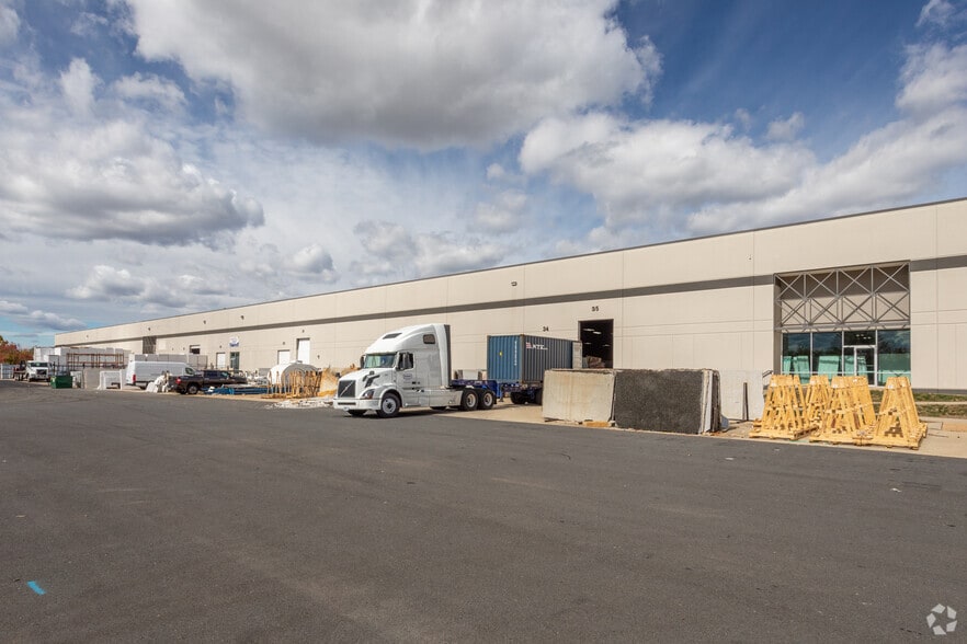 More Photos Of 3920 Stonecroft Blvd, Chantilly Warehouse For Lease