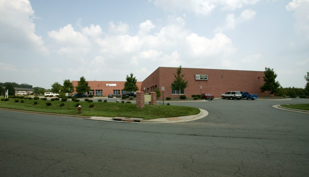 More Photos Of 22800 Executive Dr, Dulles Town Center Flex For Lease