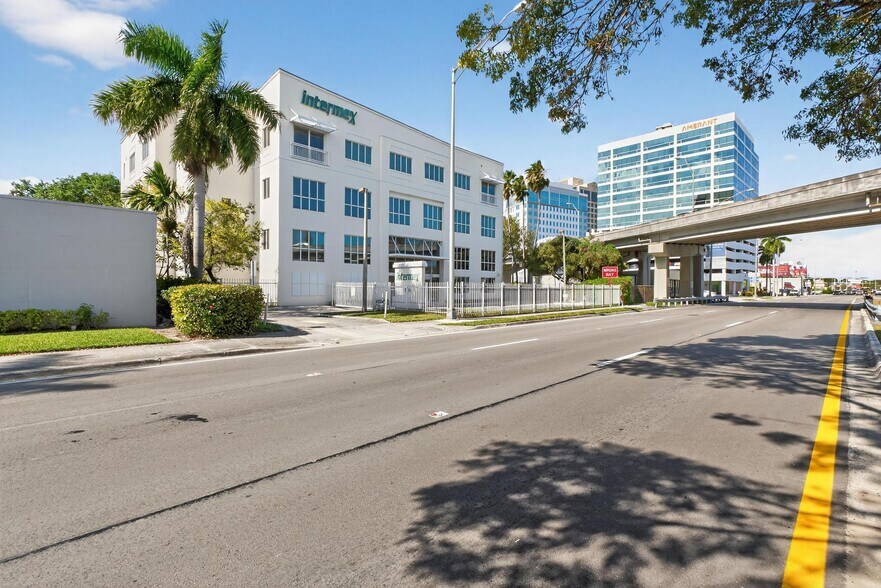 More Photos Of 9480 S Dixie Hwy, Miami Office For Lease