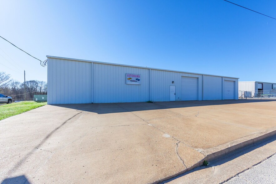 More Photos Of 39 N Madison Dr, Humboldt Showroom For Sale