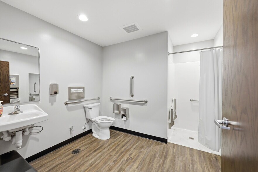 More Photos Of 2720 Discovery Dr, Raleigh Flex For Lease