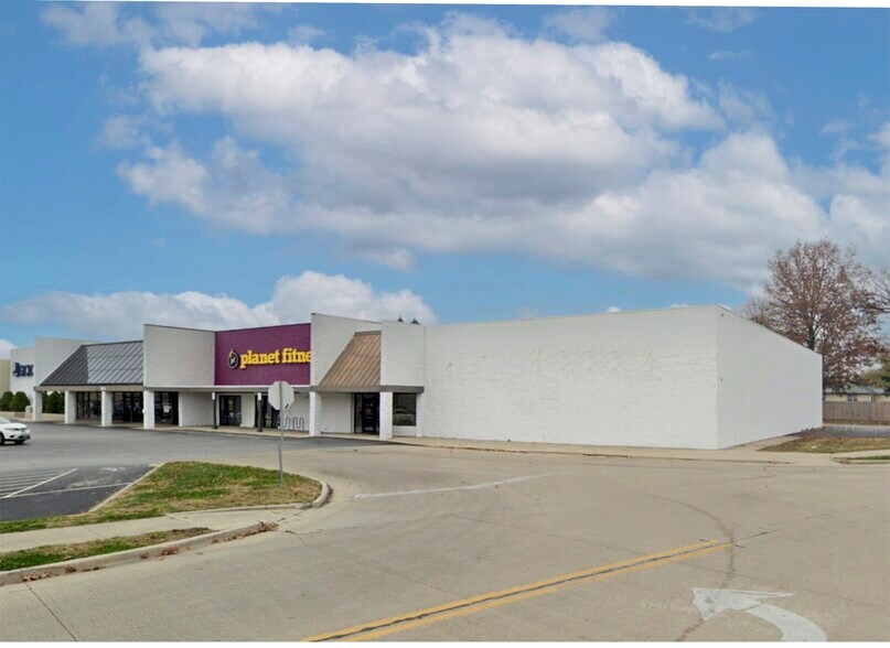 Primary Photo Of 1002-1004 N Keller Dr, Effingham Storefront For Lease