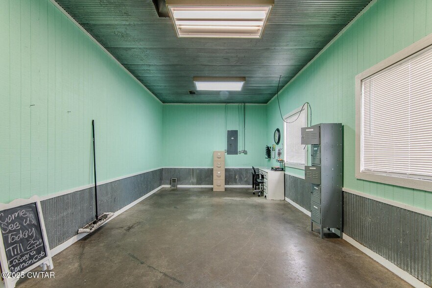 More Photos Of 225 N Front St, Halls General Retail For Sale