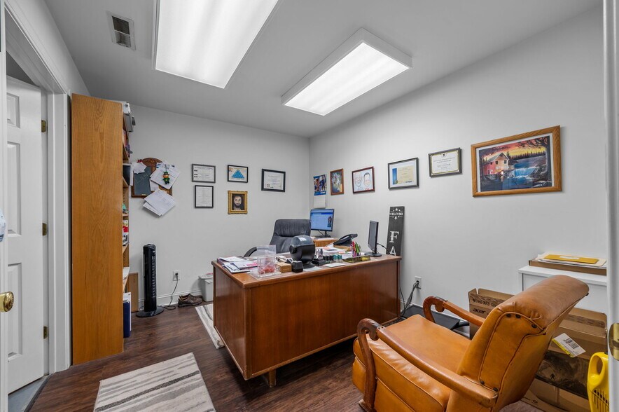 More Photos Of 125 Oakmont Dr, Greenville Office For Sale