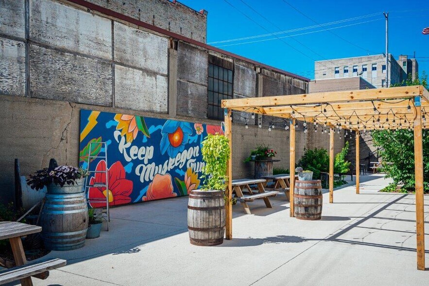 More Photos Of 794 Pine St, Muskegon General Retail For Sale