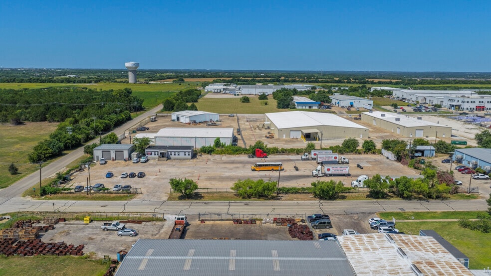 More Photos Of 950 Trinity Dr, Mansfield Flex For Lease