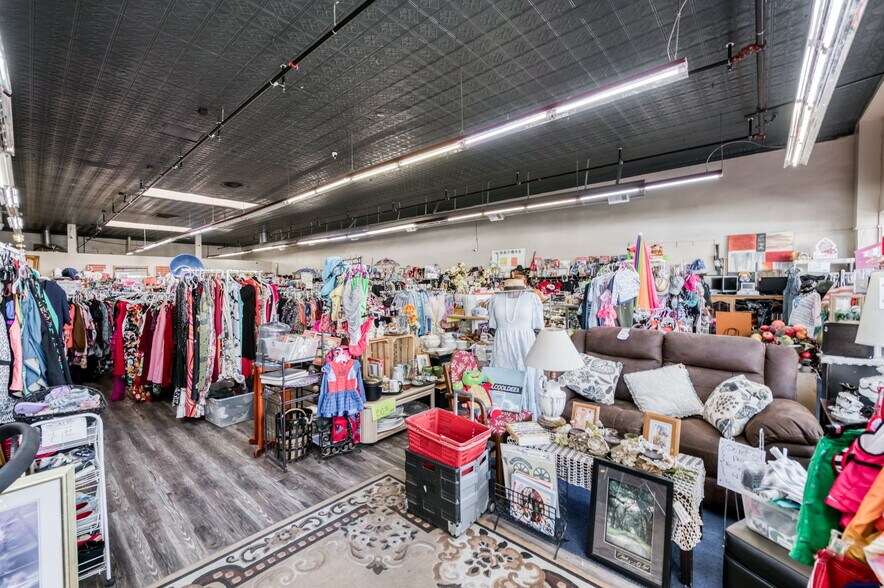 More Photos Of 137 N L St, Dinuba Storefront Retail Residential For Sale