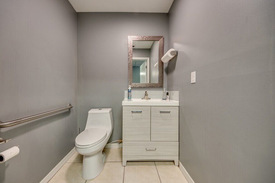 More Photos Of 4426 SE 16th Pl, Cape Coral Office For Lease