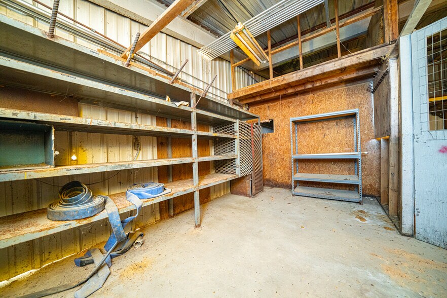 More Photos Of 220 Progress Blvd, Longview Warehouse For Lease