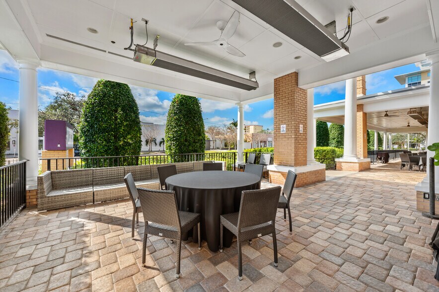 More Photos Of 655 2nd Ave S, Saint Petersburg Restaurant For Sale