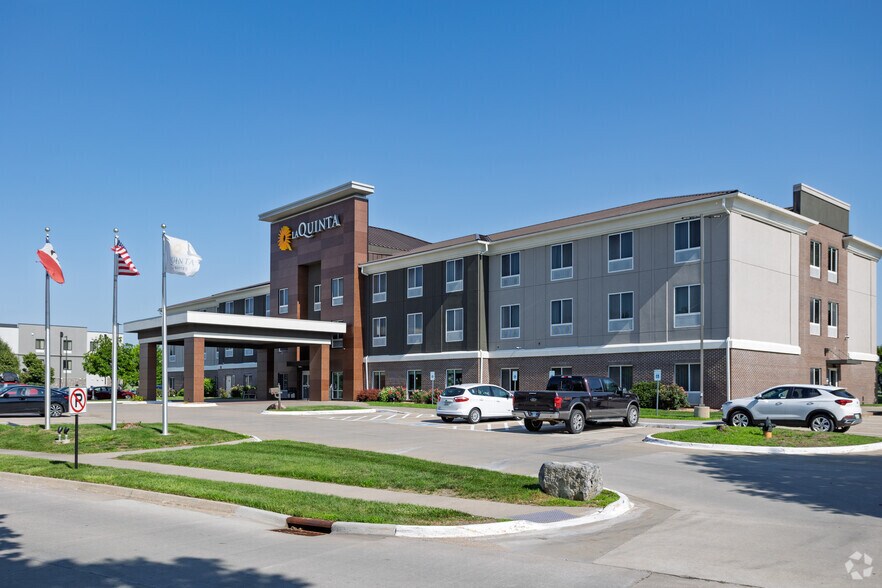 More Photos Of 2402 SE Tones Dr, Ankeny Hotel For Sale