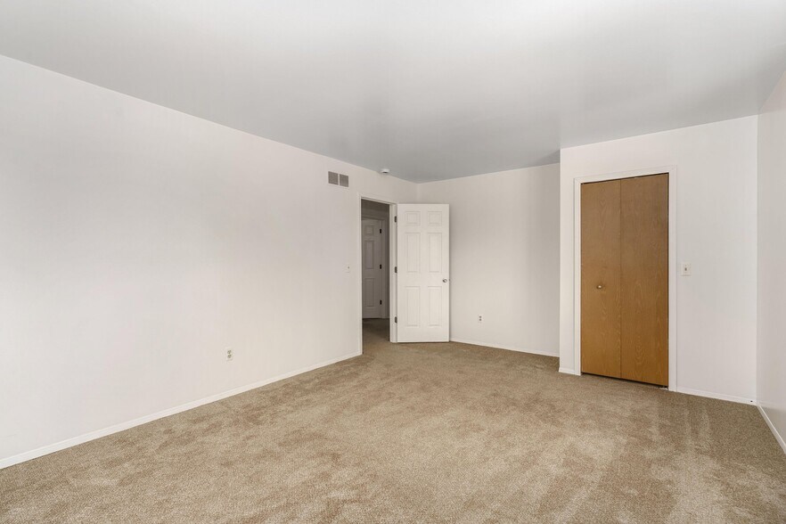 More Photos Of 223 Summit Rdg, White Lake Apartments For Sale