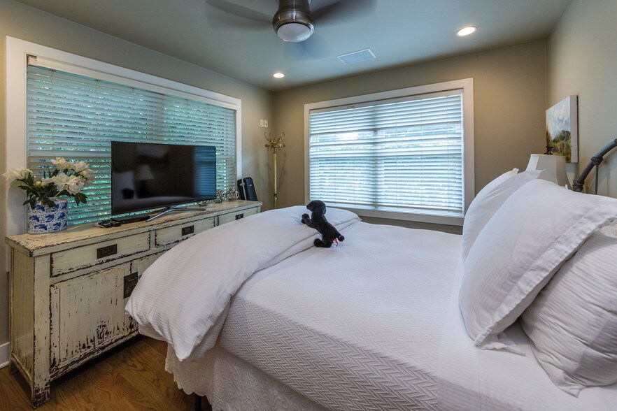 More Photos Of 31 N Main St, East Hampton Hospitality For Sale