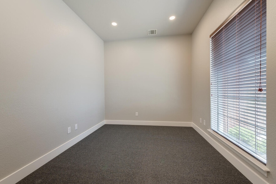 More Photos Of 5849 Park Vista Cir, Keller Showroom For Lease