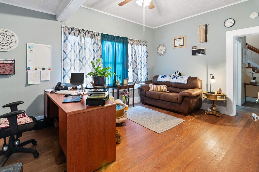 More Photos Of 1016 Main St, Kerrville Office For Sale