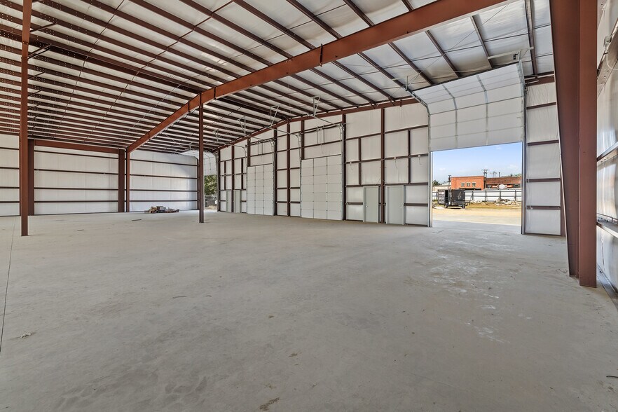 More Photos Of 202 W 1st St, Taylor Flex For Lease