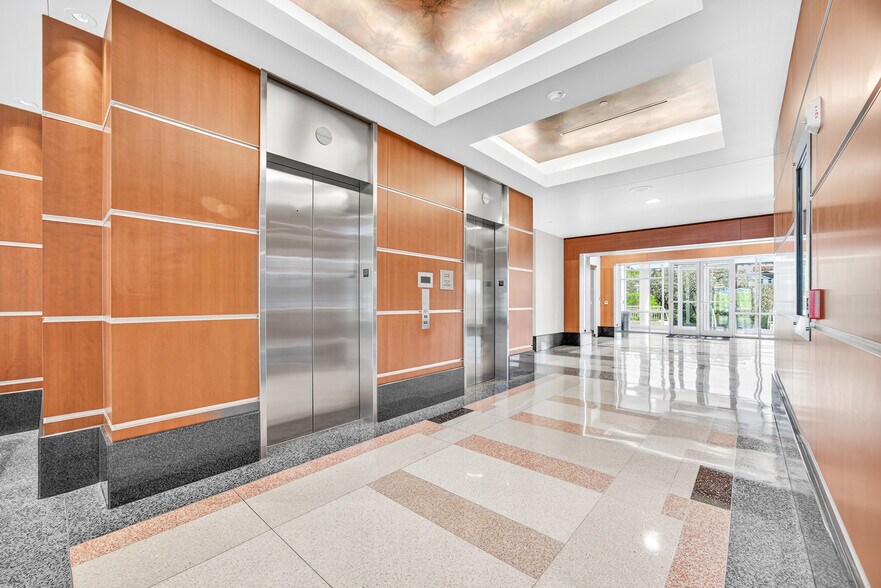 More Photos Of 800 E Sonterra Blvd, San Antonio Office For Lease