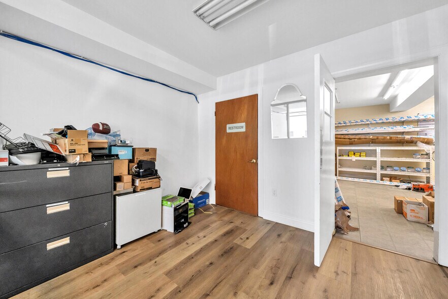 More Photos Of 639 Harbor Blvd, Destin Showroom For Lease