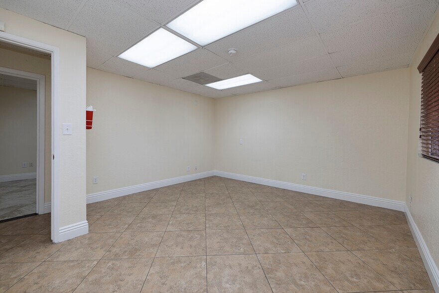 More Photos Of 2950 E Flamingo Rd, Las Vegas Office For Sale