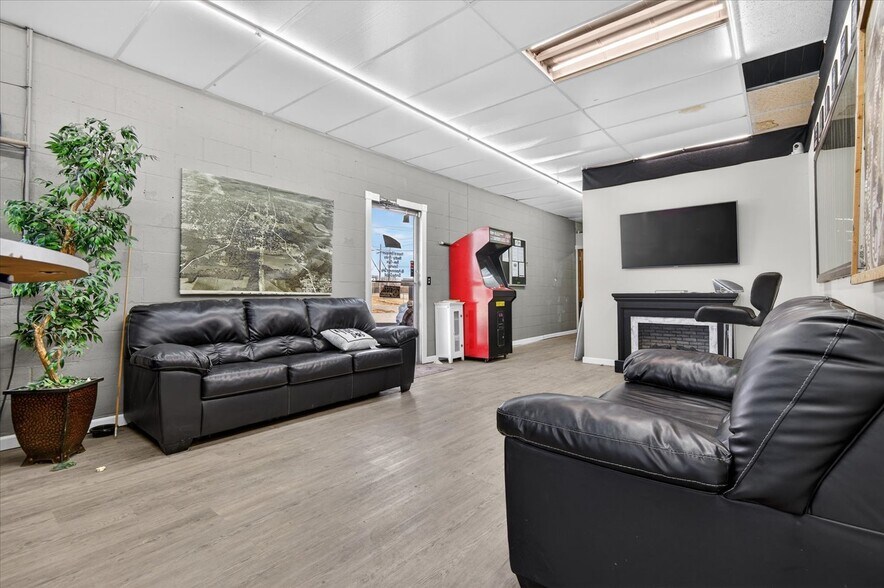 More Photos Of 218 S Comanche Ave, Bartlesville Auto Repair For Sale