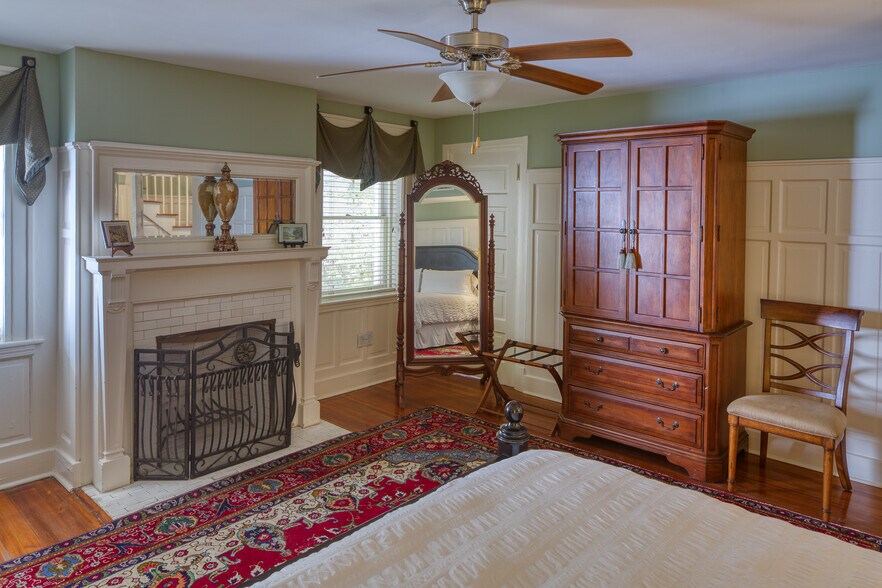 More Photos Of 14 E Taylor St, Savannah Specialty For Sale