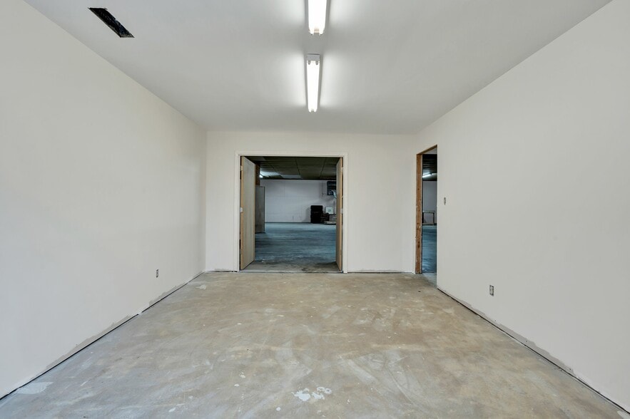 More Photos Of 1050 Whisperwood Trl NE, Cleveland Light Distribution For Sale