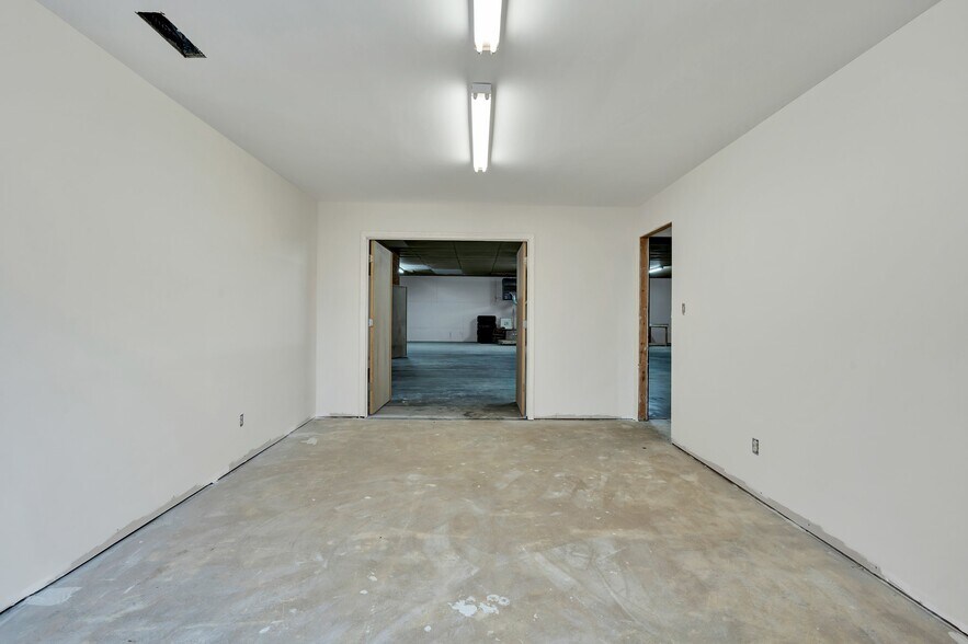 More Photos Of 1050 Whisperwood Trl NE, Cleveland Light Distribution For Sale