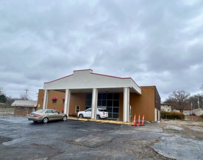 Primary Photo Of 1351 Dunn Rd, Saint Louis Hotel For Sale
