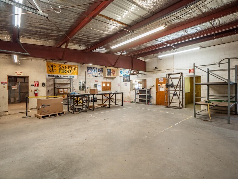 More Photos Of 1 W Choctaw Ave, Mcalester Flex For Sale