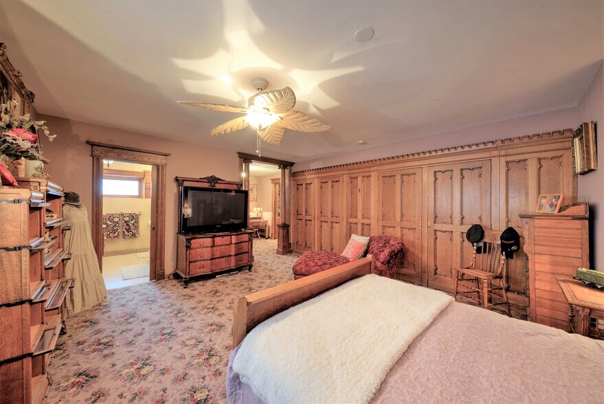 More Photos Of 890 Lake Ave, Woodstock General Retail For Sale