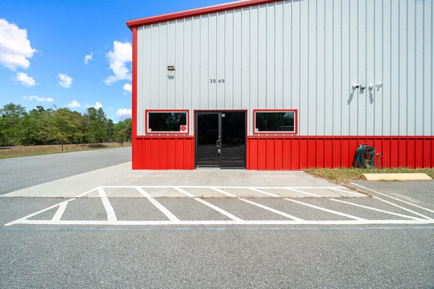 More Photos Of 3073 NE 37th Pl, Wildwood Warehouse For Lease